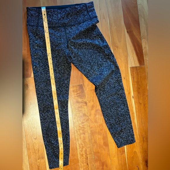 Women’s size US 6 Lululemon yoga pant to mid/shin, side pocket, and back zipper. - Picture 2 of 8